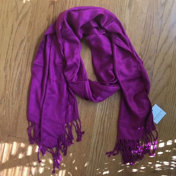 Liz Claiborne Accessories - NEW Magenta Tassel Scarf